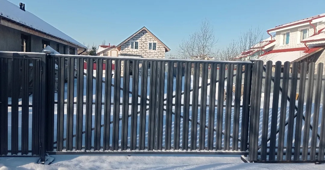 Откатные ворота и забор с металлоштакетником