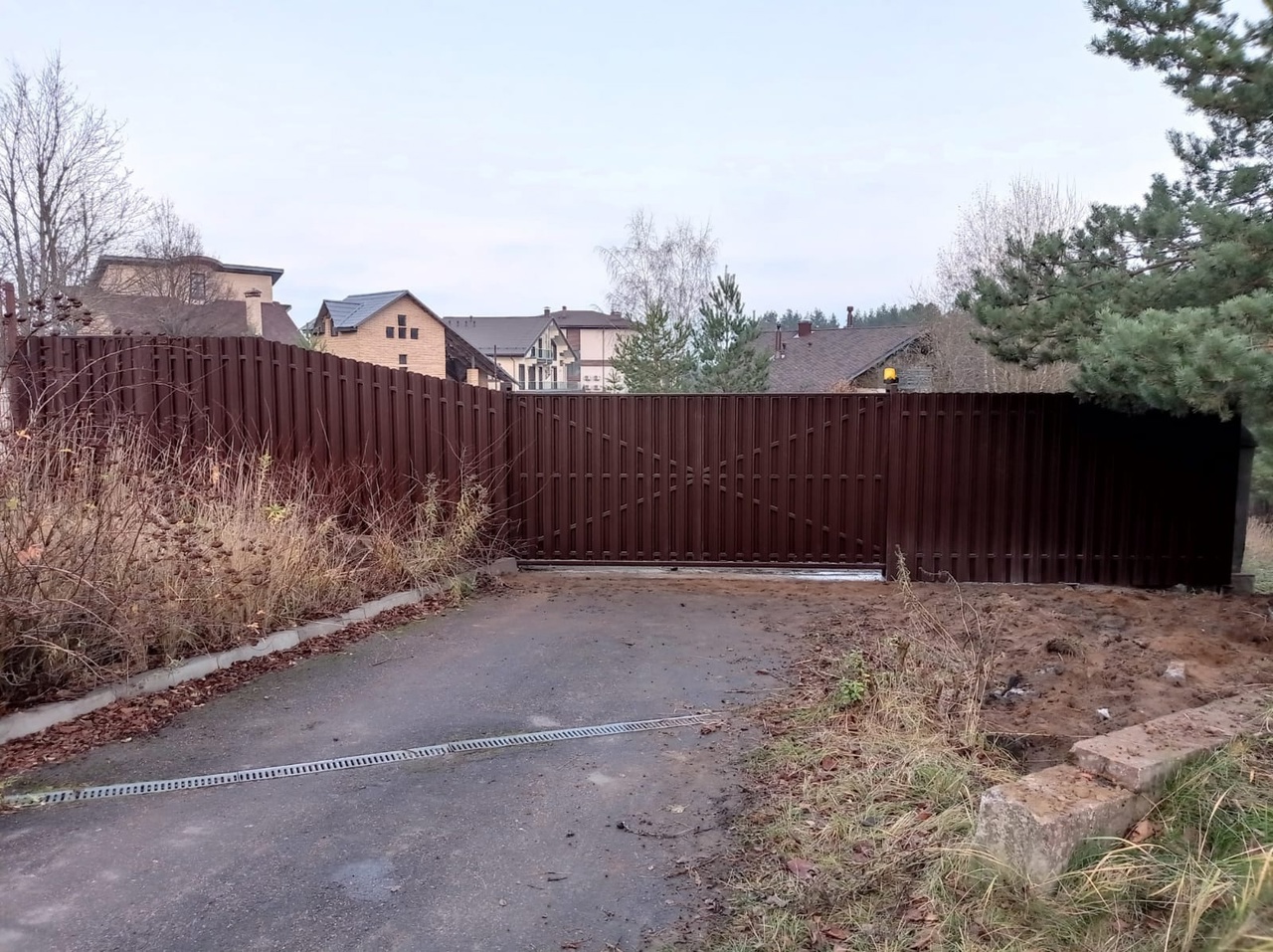 Забор на свайном фундаменте с откатными воротами и калиткой